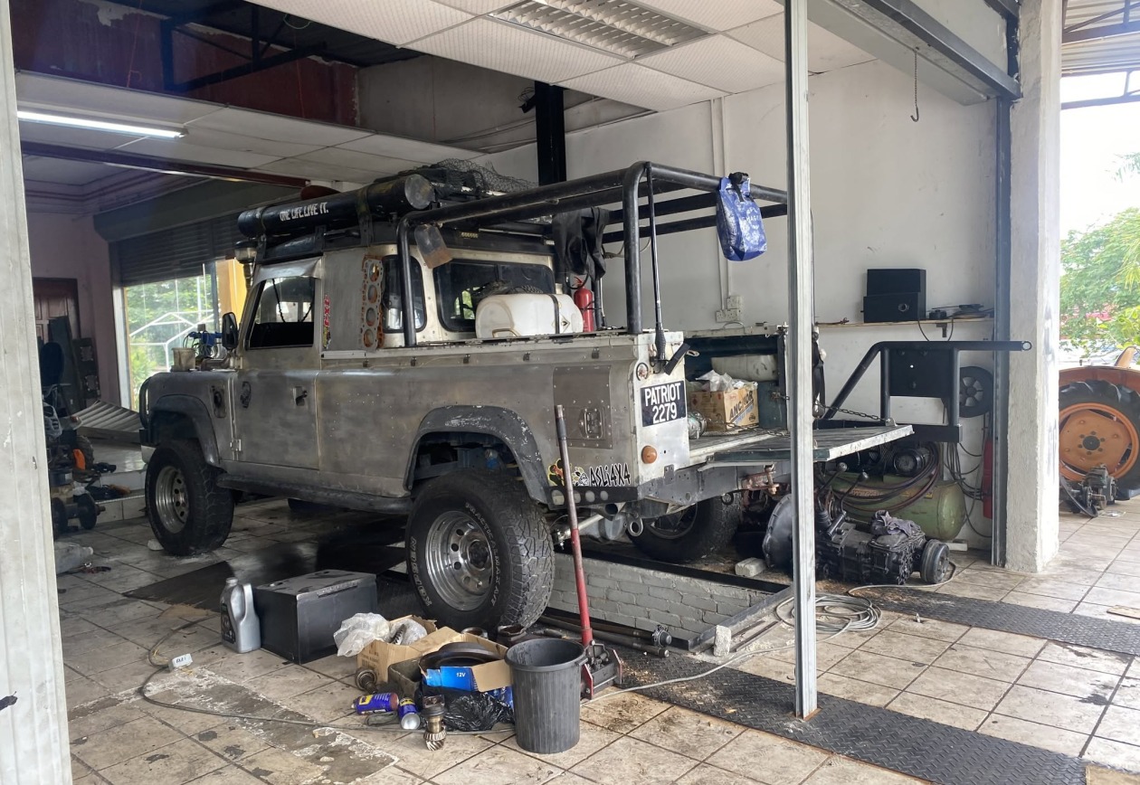 Land Rover Pickup Di Bengkel